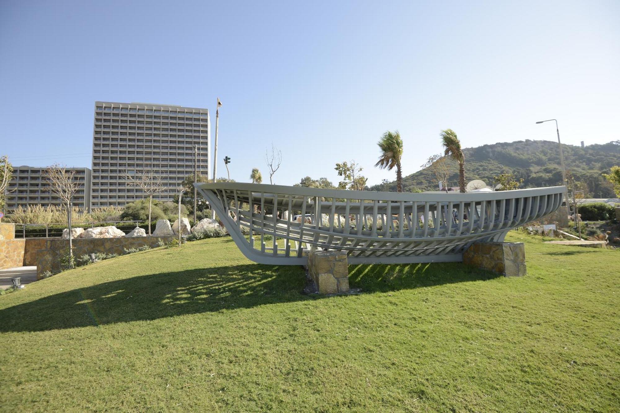 Rodos Palace Hotel Ixia  Esterno foto The skeleton of the ship at the Maritime Museum of San Diego